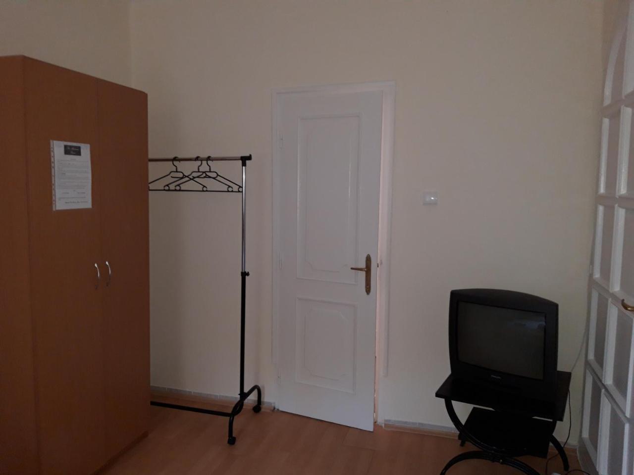 Pero Apartman Panzio Bed and Breakfast Debrecen Buitenkant foto